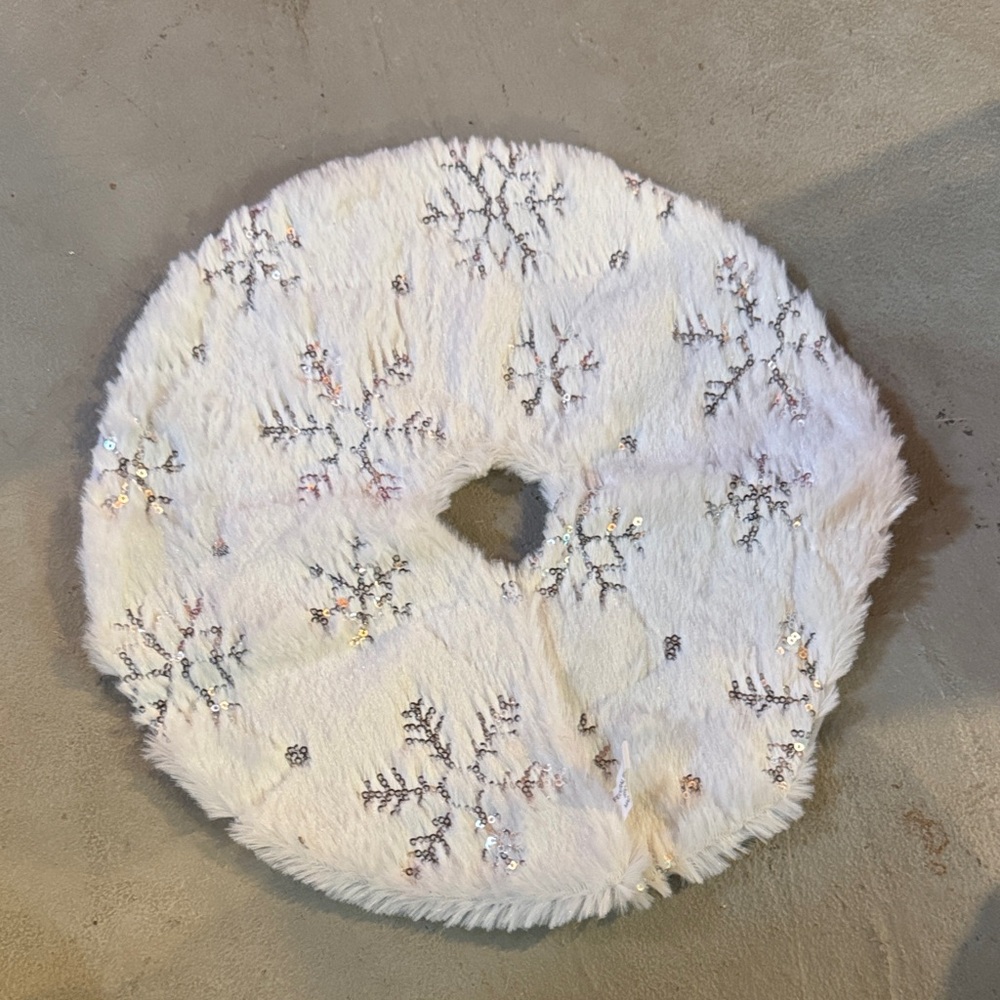 🎄 Mini Christmas Tree Skirt – White Snowflake Design